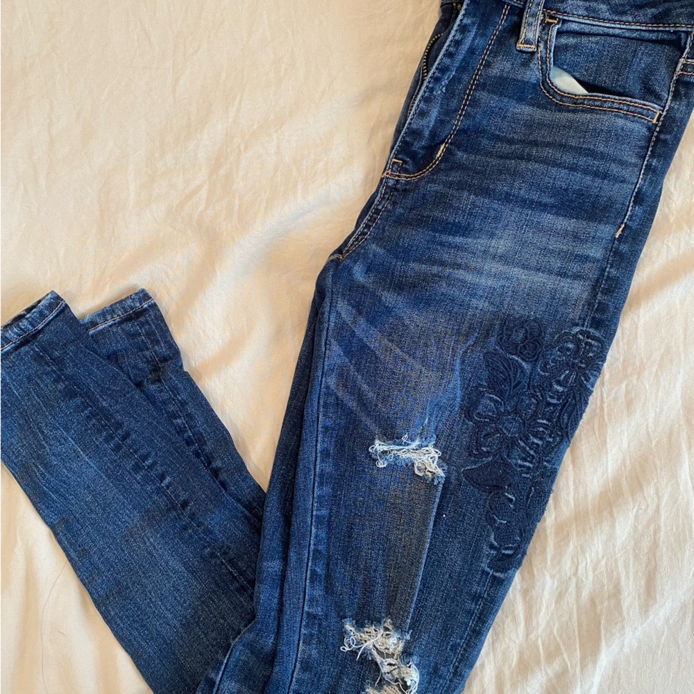 Embroidered size 2 American Eagle skinny jeans!